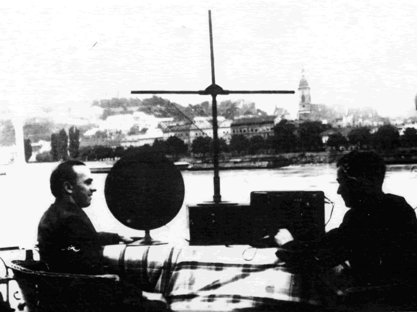 Technici Radiojournalu kontrolujú kvalitu bratislavského vysielania – 20. roky 20. st.