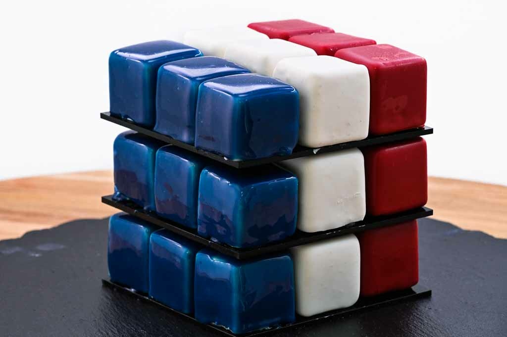 Rubikova kocka s francúzskou trikolórou