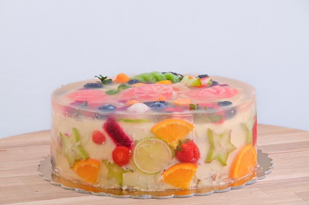 Želé torta s vyrezávaným ovocím