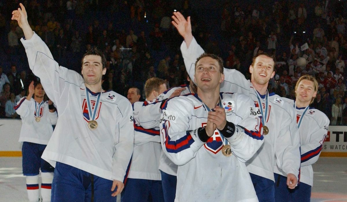 Slovenskí hokejisti oslavujú zisk bronzových medailí v roku 2003.