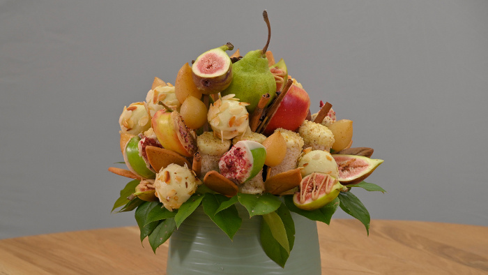Ovocná kytica so štafetkami, zázvorníkmi a cake pops