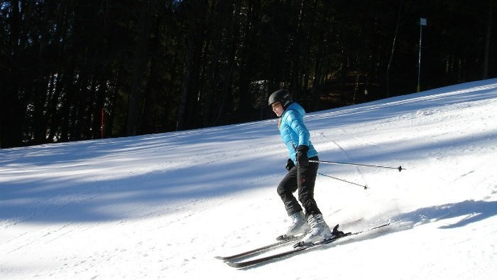 Podľa čoho si vybrať správne lyže alebo snowboard?
