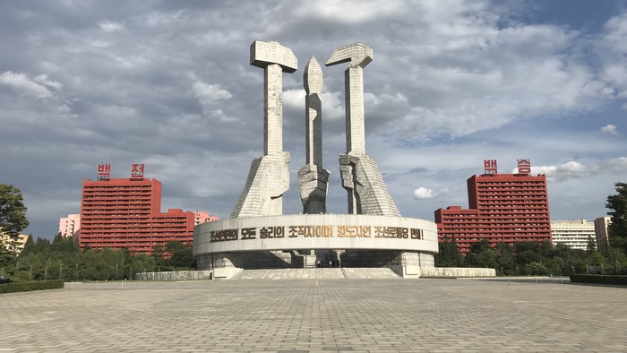 Monument Severokorejskej komunistickej strany v Pyongyangu.jpg