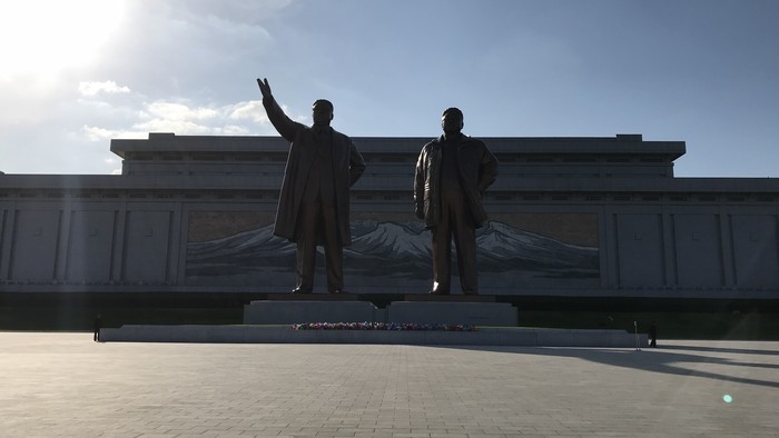 Kim Il-Sung & Kim Jong-Il (po stranach su strazci).jpg
