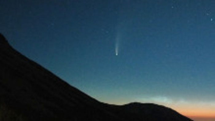 Na nočnej oblohe môžeme pozorovať kométu aj s chvostom