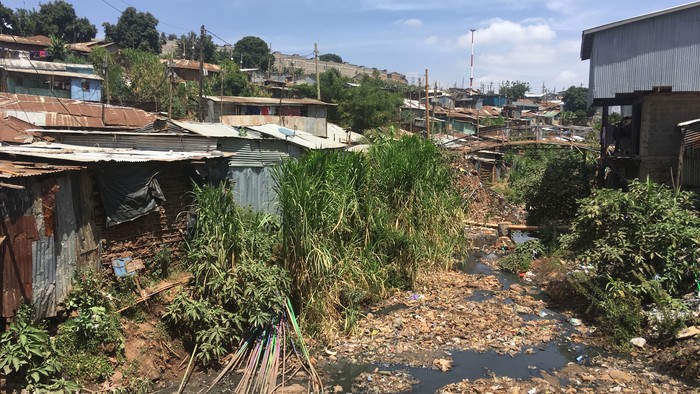 Kibera kanal a odpadky.jpg