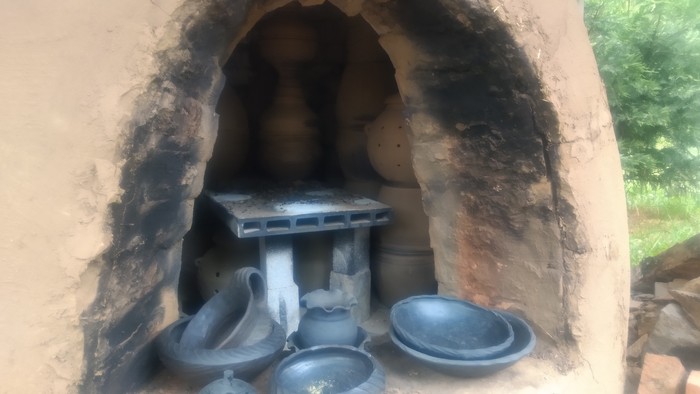 V hájskom hrnčiarstve pri Košiciach opäť ožila čierna zadymovaná keramika