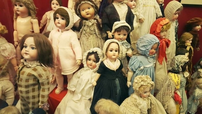Hračky (aj slovné), bábky a marionety