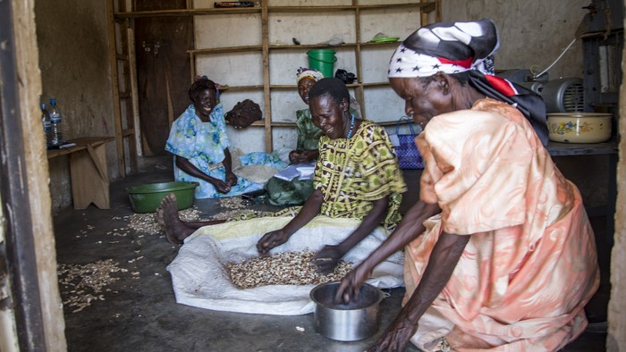Vdovy z dediny Kwapa, pri lúpaní arašidov sa nasmejú, posťažujú sa a aj si poradia, Danica Olexová 2018.jpg