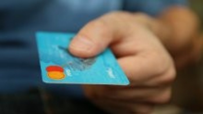 EÚ znížila poplatky za platby kartou