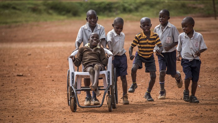Solomonov prvý deň v novej škole, Little Angels Primary School v Nkokonjeru, preteky počas prestávky, Danica Olexová 2018 (3).jp