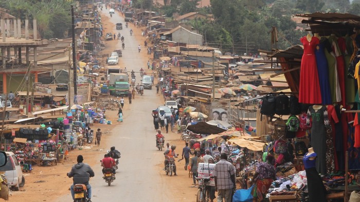 ulica v Mukono, jedno z väčších miest v okolí mestečka  Nkokonjeru archív DN februar 2018.jpg