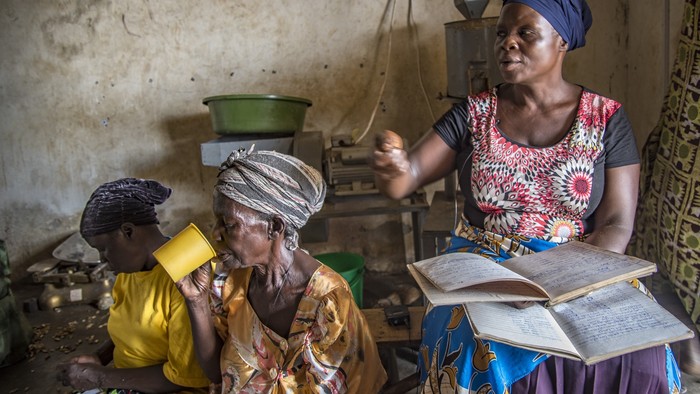 Vdovy z dediny Kwapa, účtovná kniha, kde si zaznamenávajú svoje príjmy a výdavky, Danica Olexová 2018.jpg