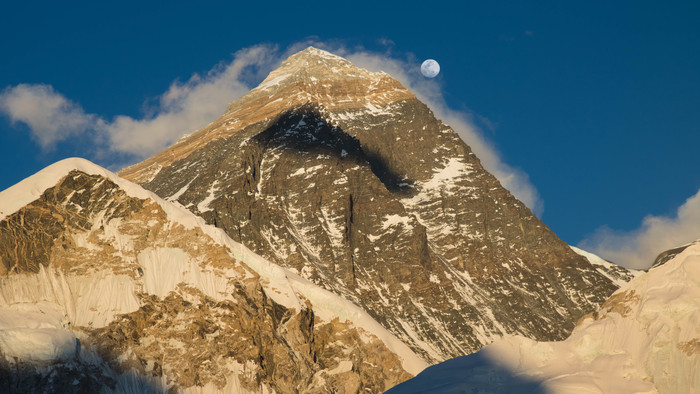 Everest počas západu slnka a splnu z hory Kala Pattar.jpg