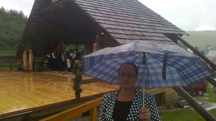 pod dáždnik Katarína Fedorová, ktorá mala scenár a réžiu festivalu.jpg