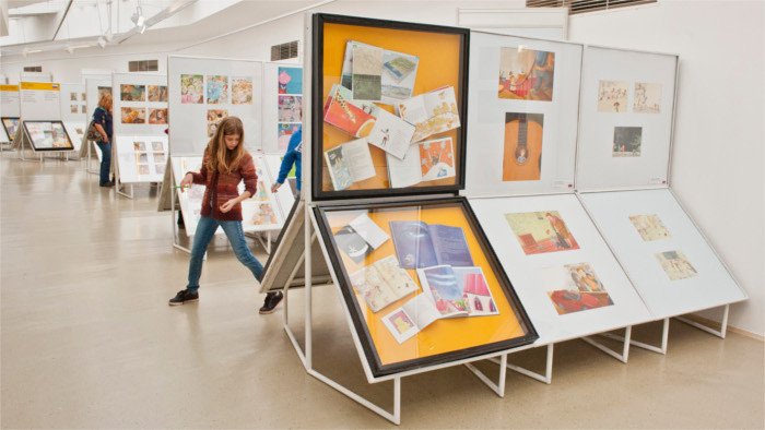 Выставки работ Петера Ухнара в Среднесловацком музее и Музее почты