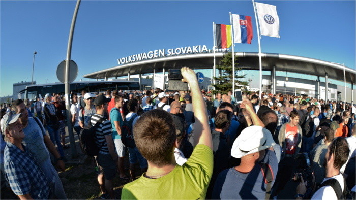 Continúa la huelga de trabajadores de Volkswagen Slovakia