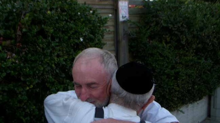 Rehotov Izrael - október  2011 - zvítanie sa Josifa Bodnera   a Jozefa Chladného - syna záchrancov - po 67 rokoch.jpg
