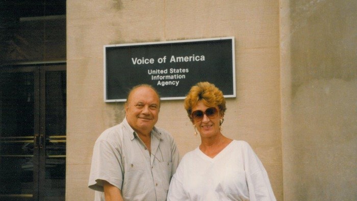 S manželkou Sylviou pred vchodom do Hlasu Ameriky vo Washingtone.jpg