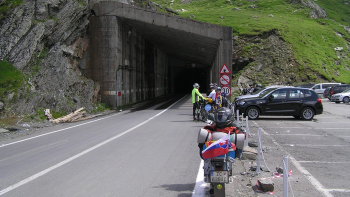 Neosvetlený tunel Rumunsko z druhej strany.JPG