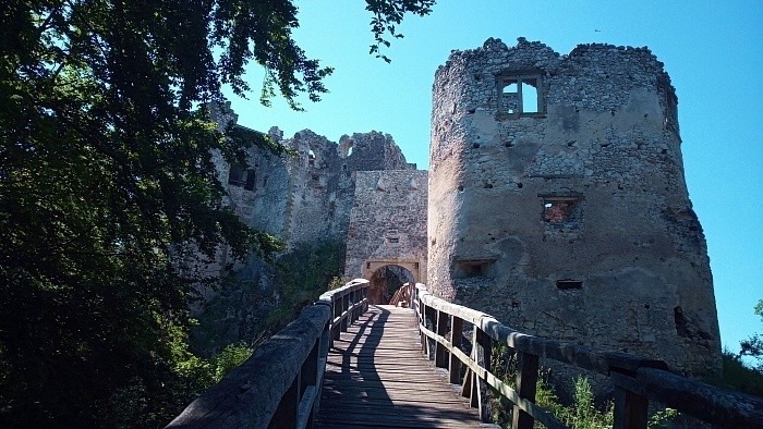 Uhrovecký hrad: Vom Zauber einer Burgruine