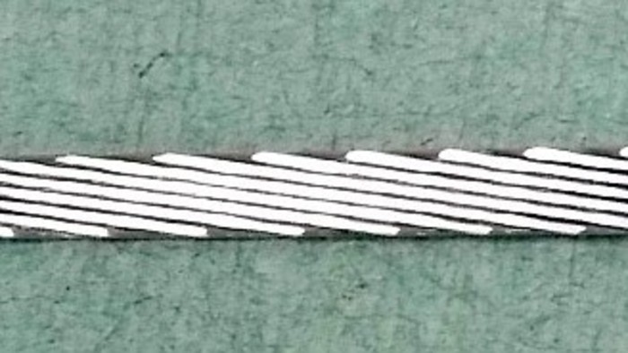 Supravodivy-kabel-spleteny-z-12-lahkych-MgB2-vodicov.jpg