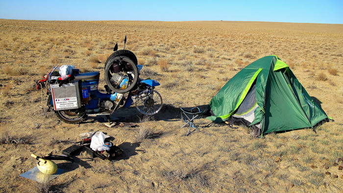 Wildcamp s pokazeným Pionierom v totálnej pustine, Kayachstan, Rudolf Tisovský.JPG