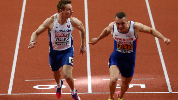 Ján Volko gana la medalla de plata en la carrera de sprint de 60 metros