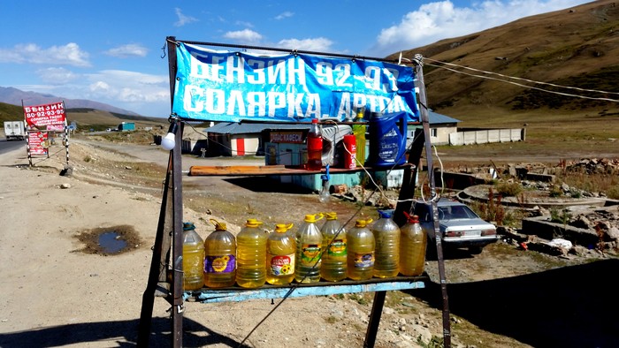 Benzínka v horách-Kirgizsko.jpg