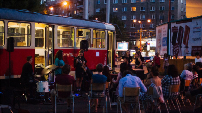 Junge Kulturnitiative bringt ausrangierte Straßenbahn zum beben