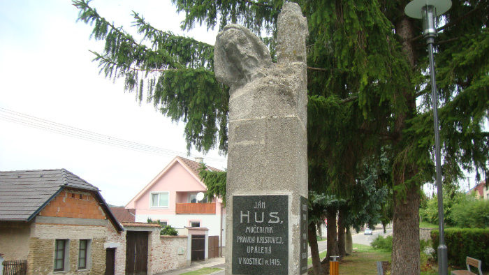 Jediný pamätník Jána Husa na Slovensku je v Brezovej pod Bradlom 