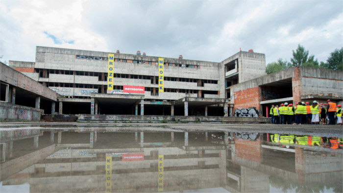 Inician labores de demolición de la estructura del hospital de Rázsochy