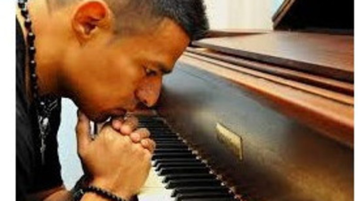 El pianista Benito Gonzalez de Venezuela tocando la música folclórica eslovaca 