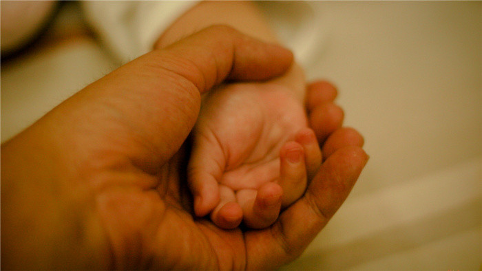 Pflegende Hände für verlassene Babys