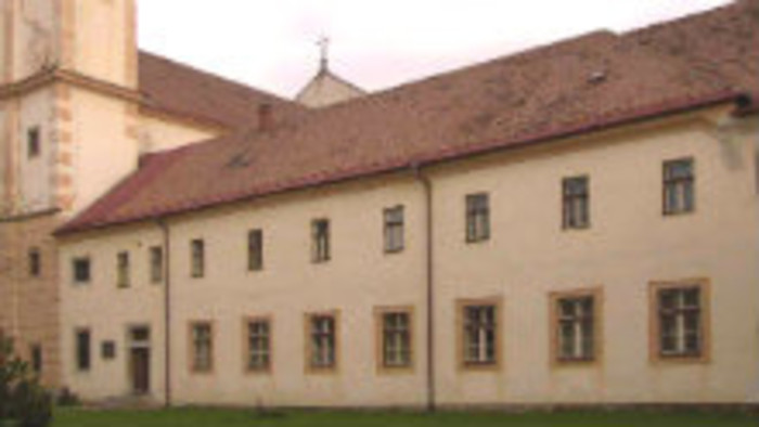 Za múrmi kláštora v Podolínci