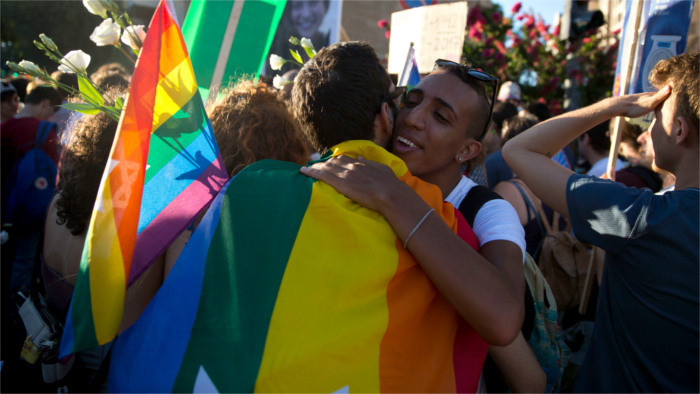 UE : Droit de séjour accordé au partenaire homosexuel