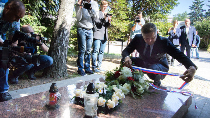Primer ministro eslovaco deposita corona de flores al pie de la tumba de Alexander Dubček