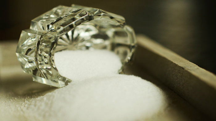 Soľ je výborný čistič na pripáleniny a organické škvrny
