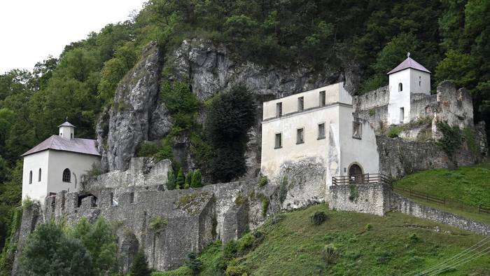 Najstaršie pútnické miesto i jaskyňa na Slovensku. Tento kláštor inšpiruje