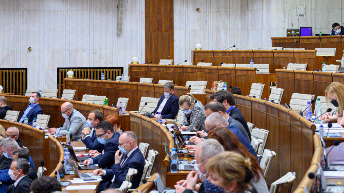 Parlamento aprueba otro paquete de medidas para luchar contra los efectos de la pandemia