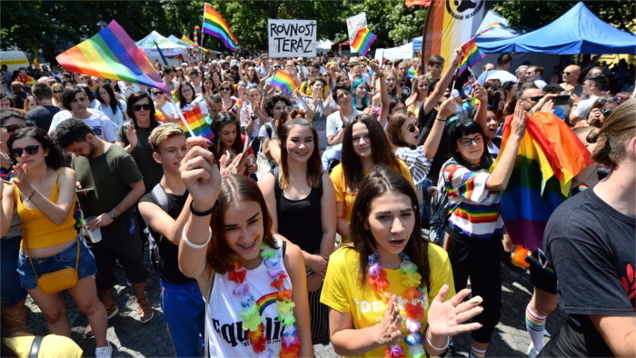 Demos in Bratislava: Regenbogen- Pride und traditionelle Familien 