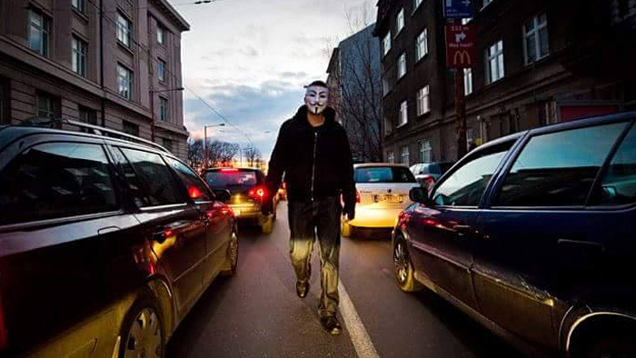 Fotka_FM: Marián Peiger, Anonymous kráča Bratislavou