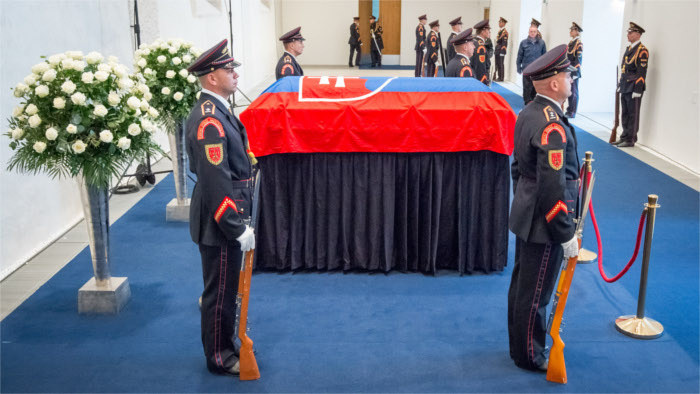 Culminan preparativos para el entierro del presidente Michal Kováč