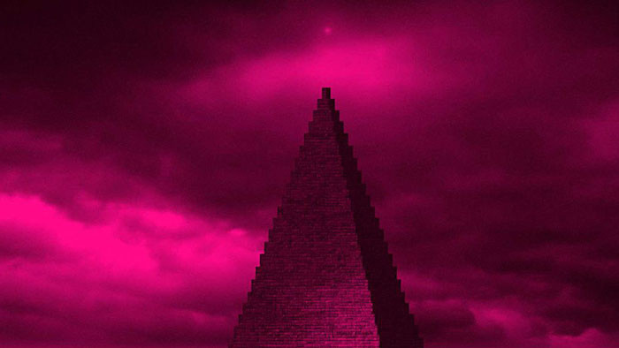 Tisíc hrmených: Aj o tom, kto chce stavať pyramídu obsahujúcu ľudský popol