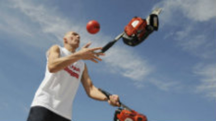Bratislavský silový žonglér Milan Roskopf 