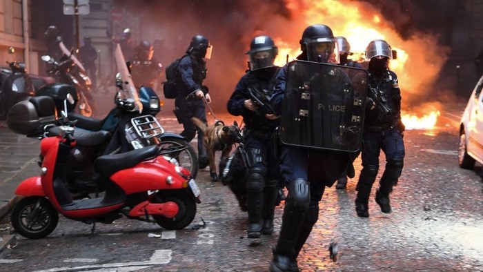  Tüntetések Párizsban