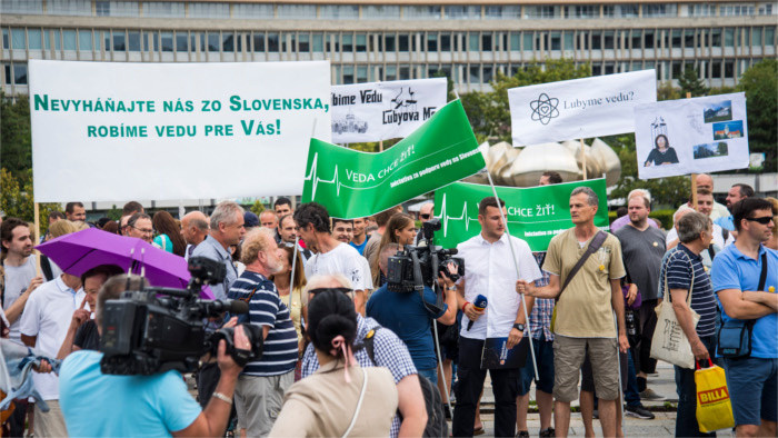 Protestation des chercheurs devant le bureau du gouvernement