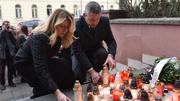 Zuzana Čaputová rend hommage aux victimes de l’accident 