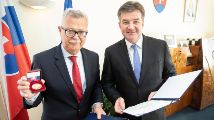 El jefe de la Diplomacia condecora al embajador saliente de Eslovaquia en Argentina