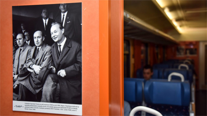Fotos von Alexander Dubček in Zügen ausgestellt